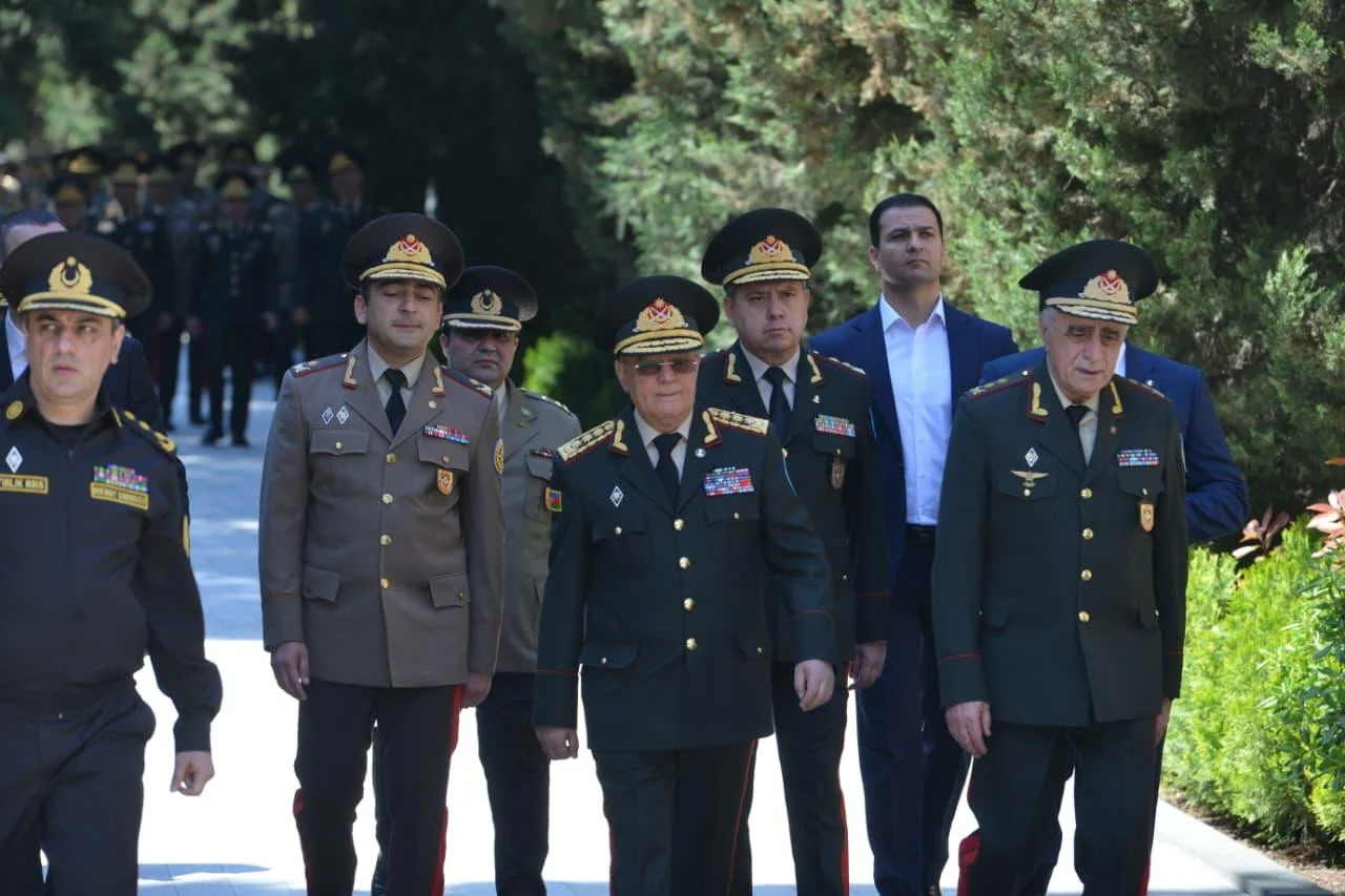 Fövqəladə Hallar Nazirliyinin kollektivi Ulu Öndər Heydər Əliyevin məzarını ziyarət edib (VİDEO, FOTO)