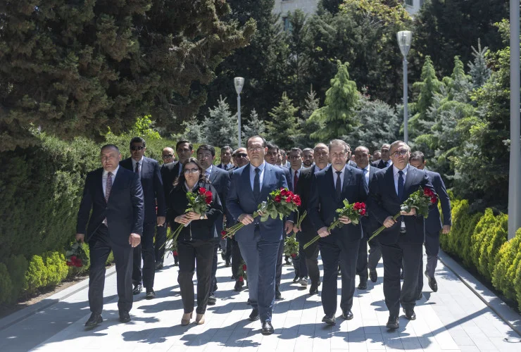 Kənd Təsərrüfatı Nazirliyinin kollektivi Ümummilli Lider Heydər Əliyevin məzarını ziyarət edib