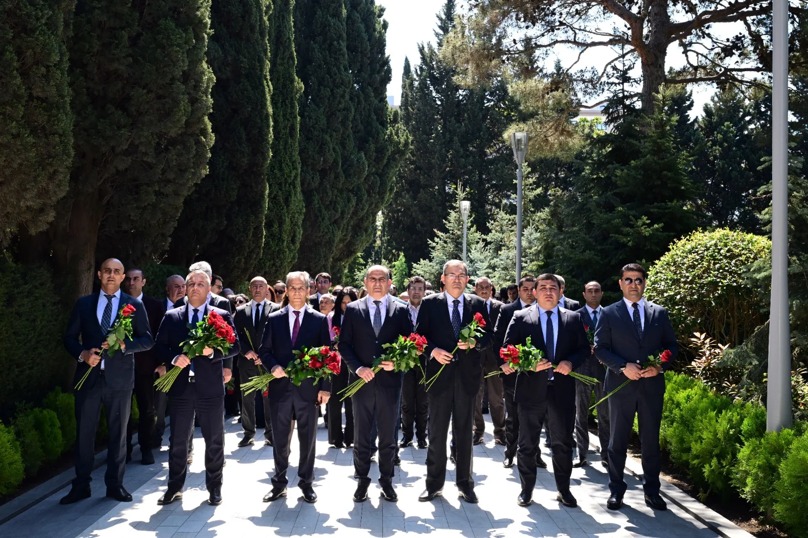 Mədəniyyət Nazirliyinin kollektivi Ümummilli Liderin məzarını ziyarət edib