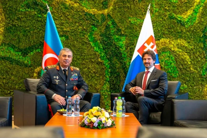 Azərbaycan müdafiə naziri Slovakiyaya rəsmi səfər edib