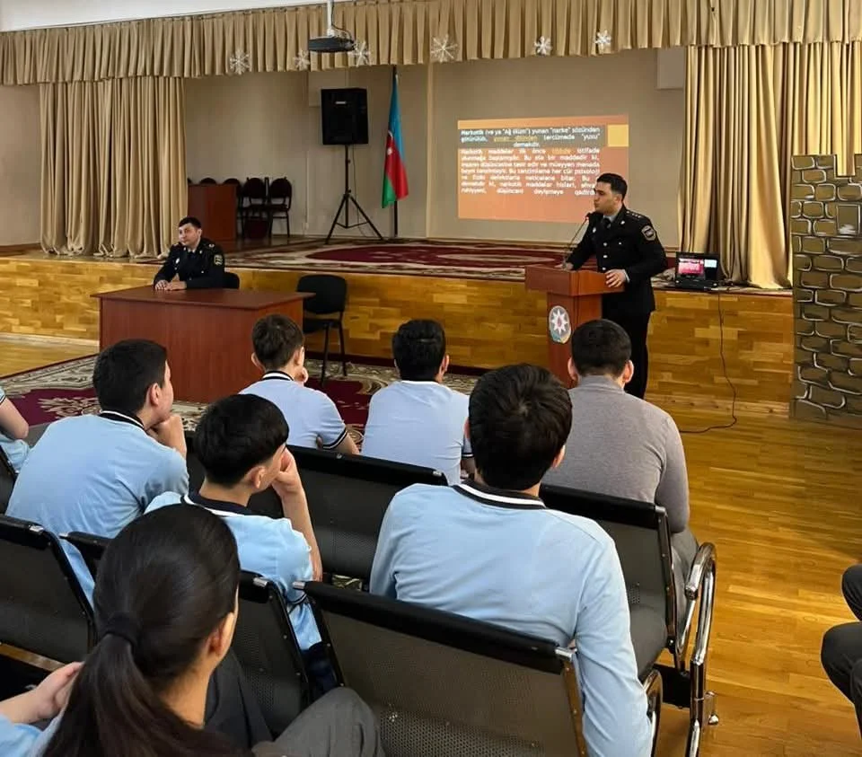 Polis Akademiyasının əməkdaşı məktəblilərlə narkomaniya və zərərli vərdişlərə qarşı maarifləndirici görüş keçirib