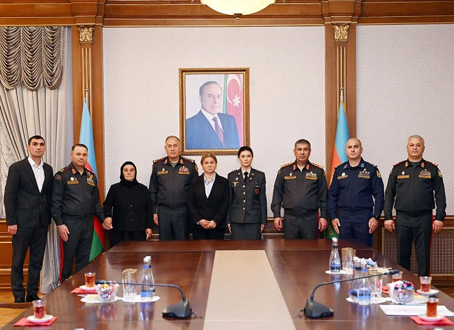 Müdafiə naziri Milli qəhrəmanlarımızın ailələlərinə medallar təqdim edib