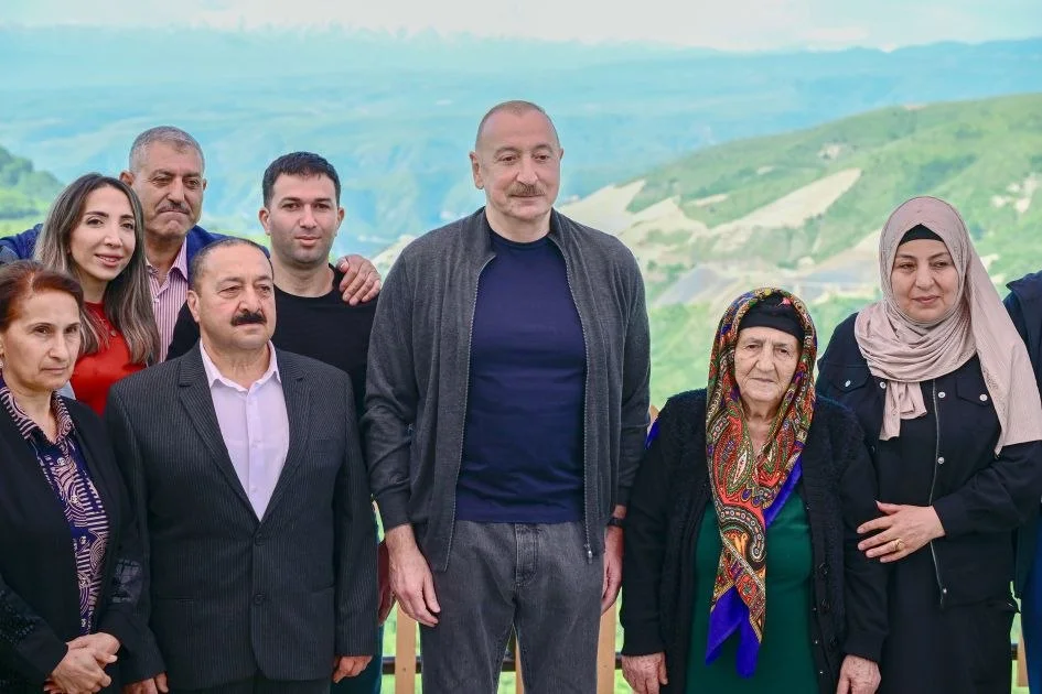 Prezident İlham Əliyev Şuşanın Böyük Qaladərəsi kəndində görülən işlərlə tanış olub və sakinlərlə görüşüb (Fotolar)
