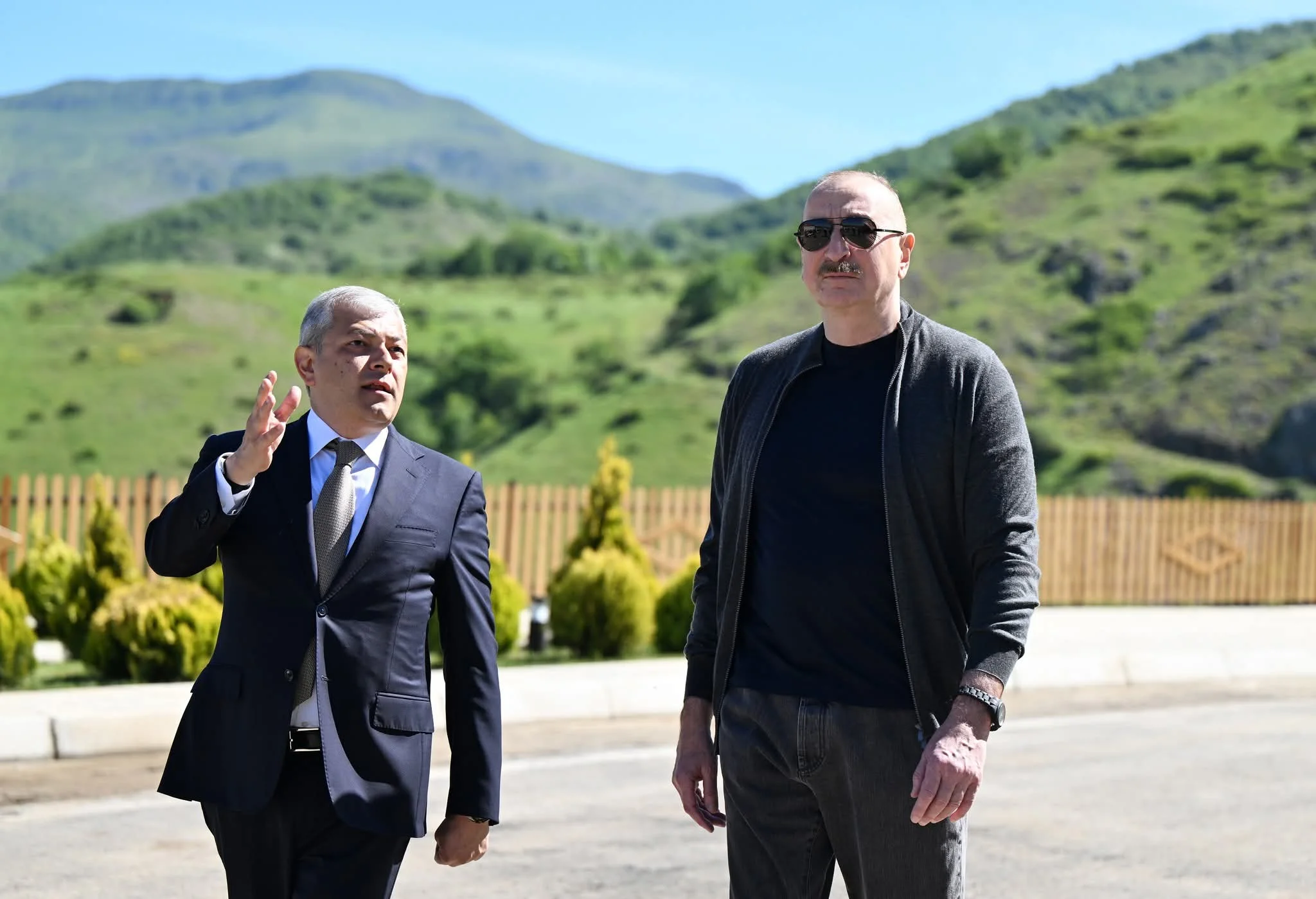 İlham Əliyev Şuşanın Böyük Qaladərəsi kəndində görülən işlərlə tanış olub, sakinlərlə görüşüb