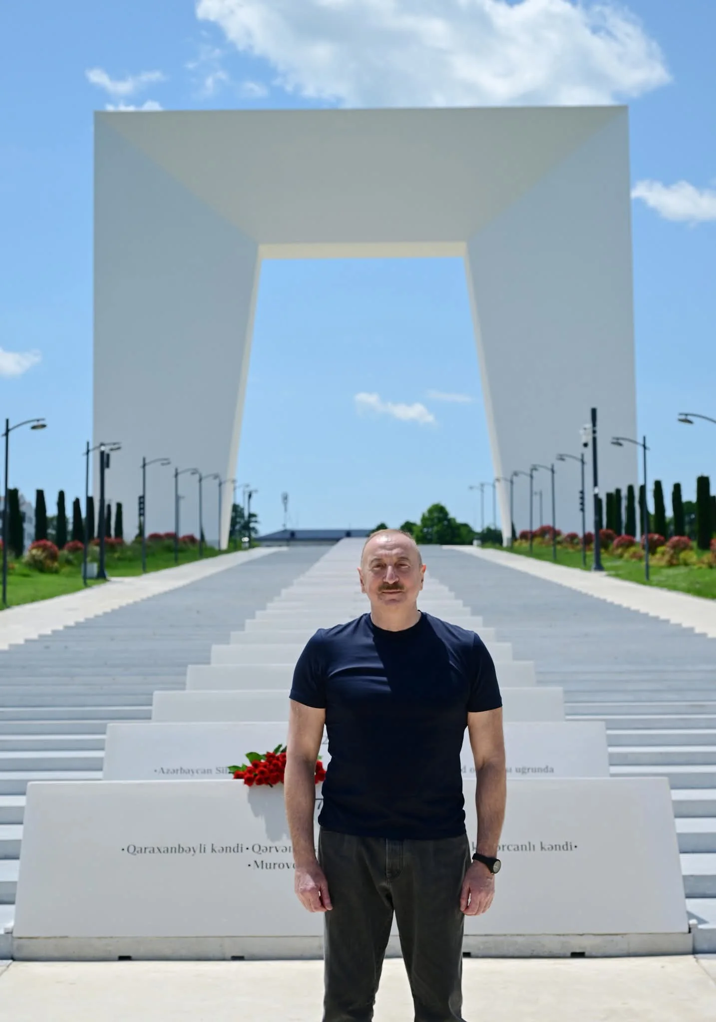 İlham Əliyev Xankəndi şəhərində Zəfər tağının önünə gül dəstələri düzüb
