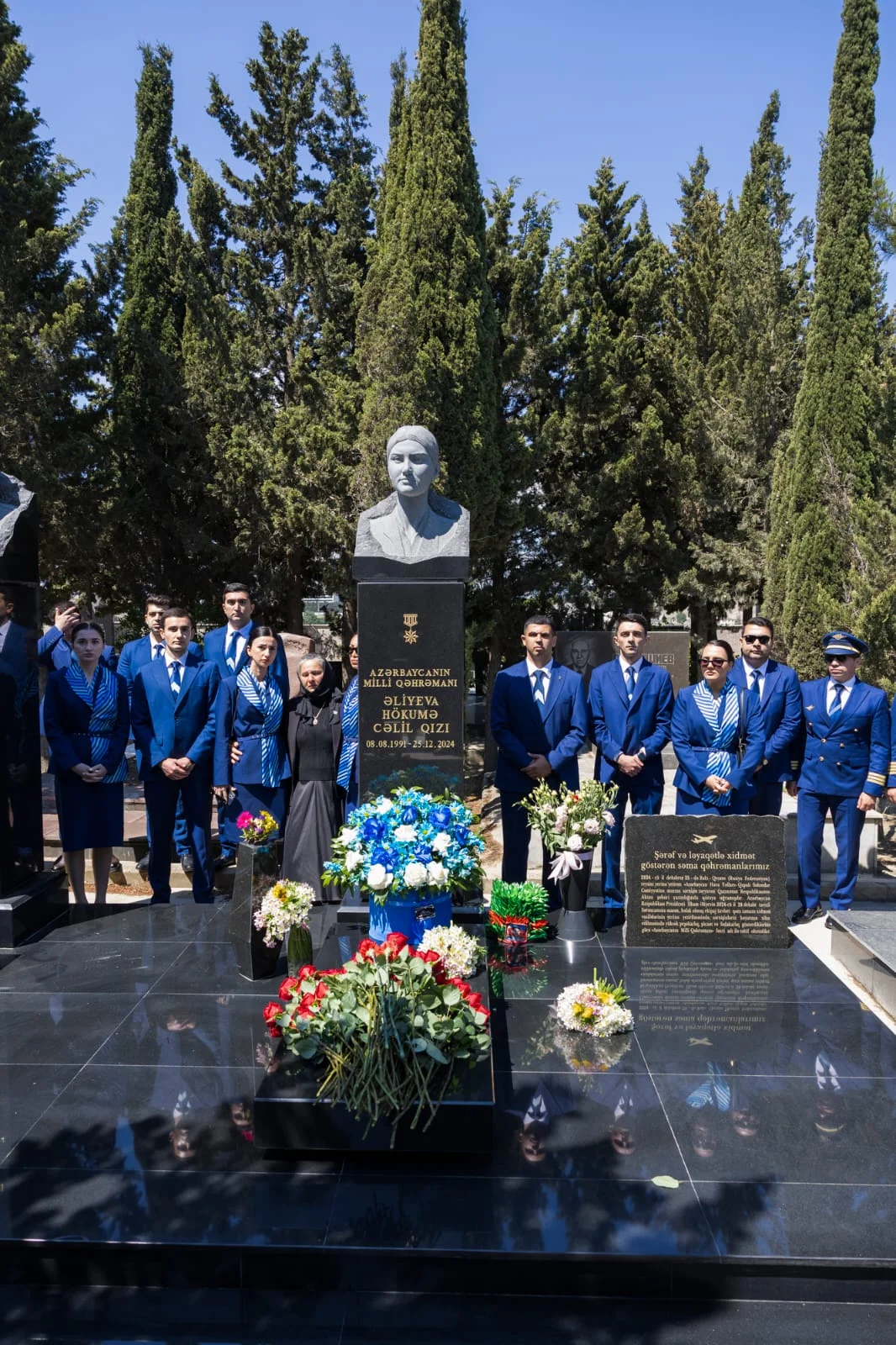 AZAL heyəti Beynəlxalq Təyyarə Bələdçiləri Günü münasibətilə Milli Qəhrəman Hökumə Əliyevanın məzarını ziyarət edib