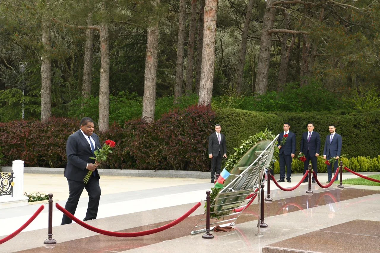 Parlamentlərarası İttifaqın Baş katibi Fəxri xiyabanı və Zəfər parkını ziyarət edib
