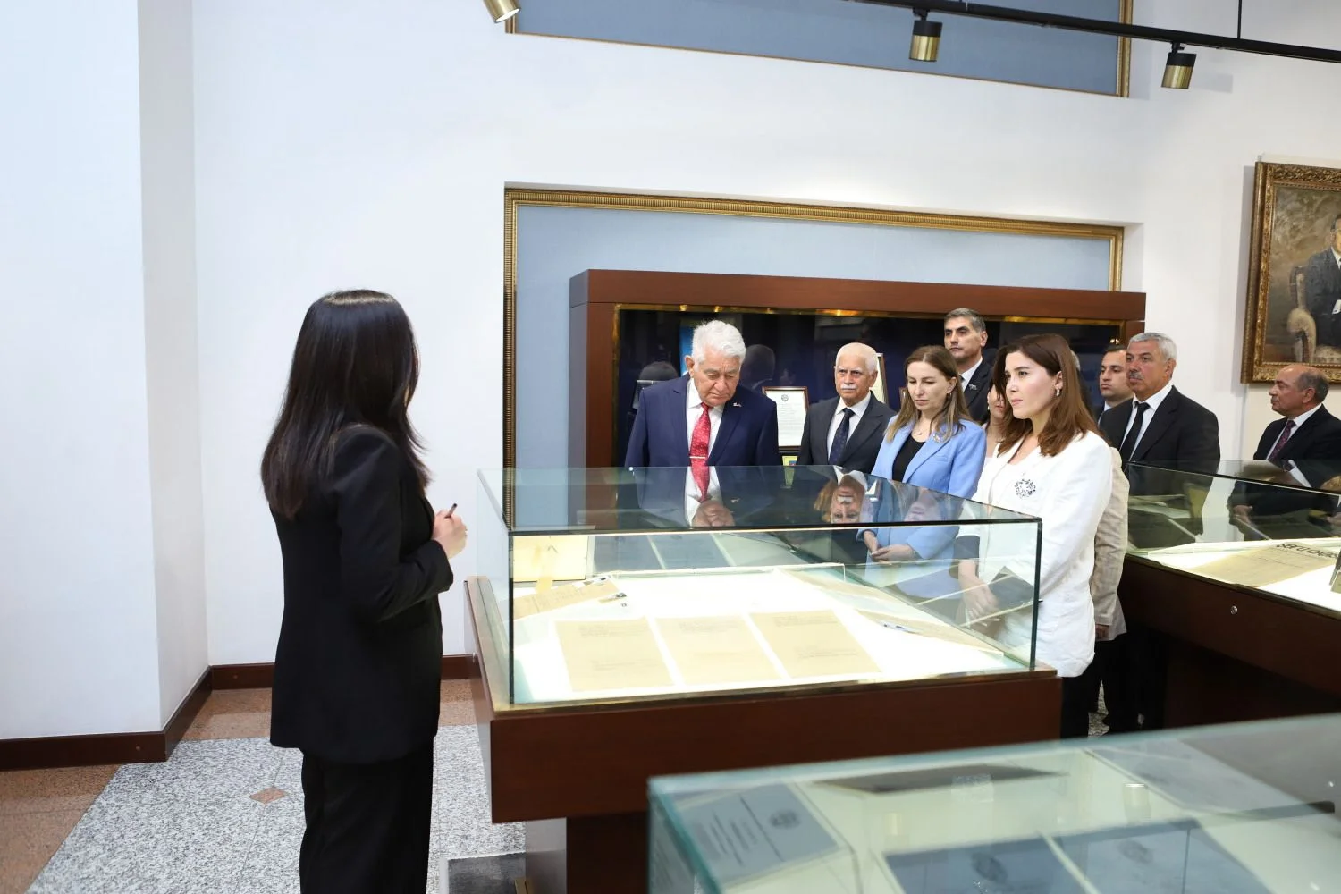 Naxçıvanda Ümummilli Lider Heydər Əliyevin anadan olmasının 103-cü ildönümünə həsr olunmuş dəyirmi masa təşkil olunub