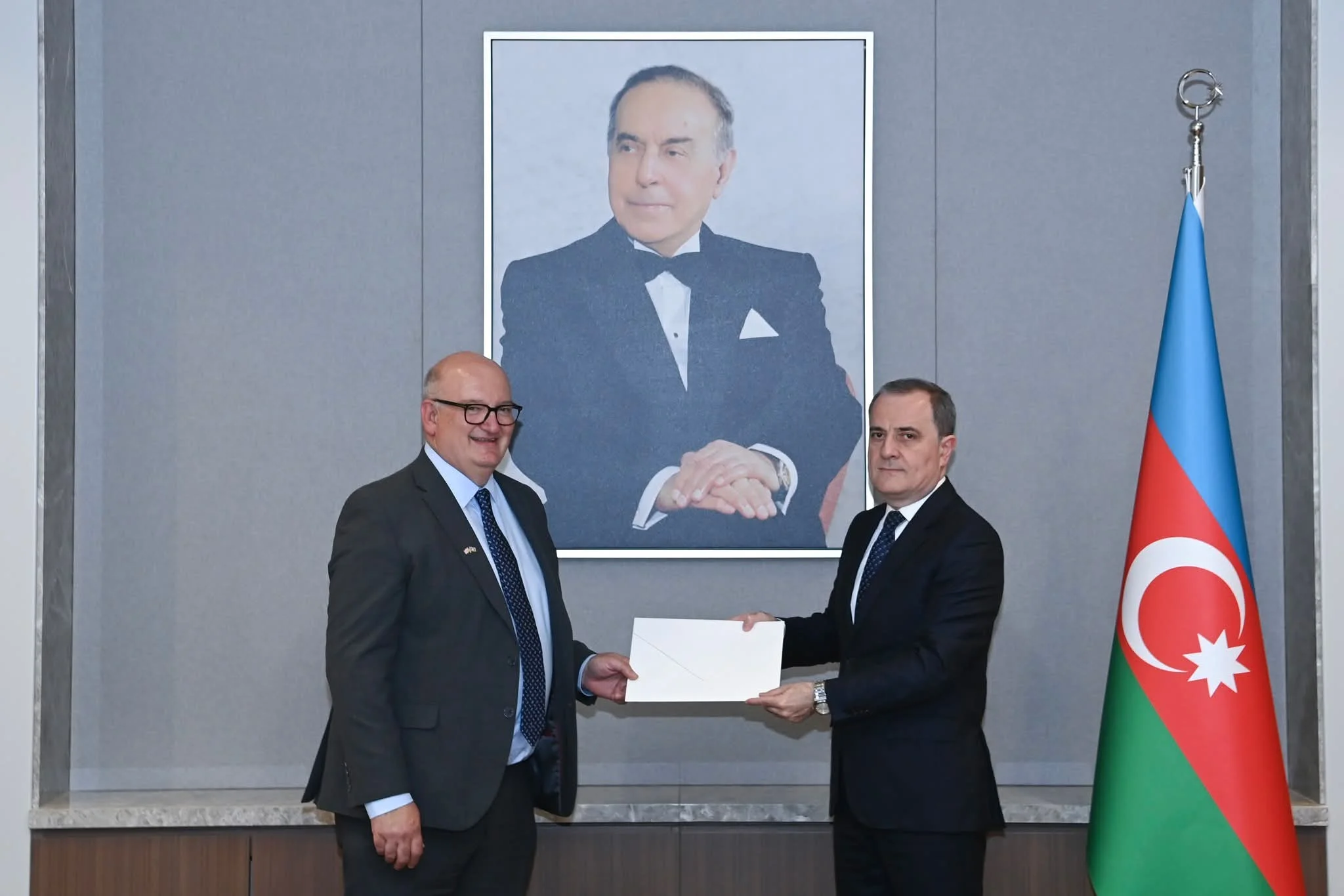 Ceyhun Bayramov Böyük Britaniyanın Azərbaycana yeni təyin olunmuş səfirini qəbul edib