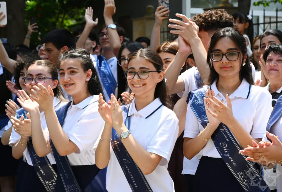 Bu il 116 min 550 nəfər XI sinfi bitirərək məzun adını qazanır