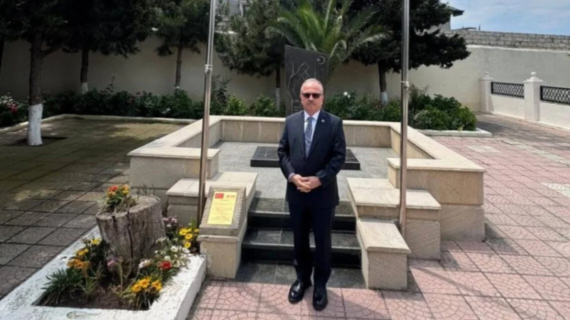 Səfir Birol Akgün Mərdəkandakı Türk şəhid məzarını ziyarət edib