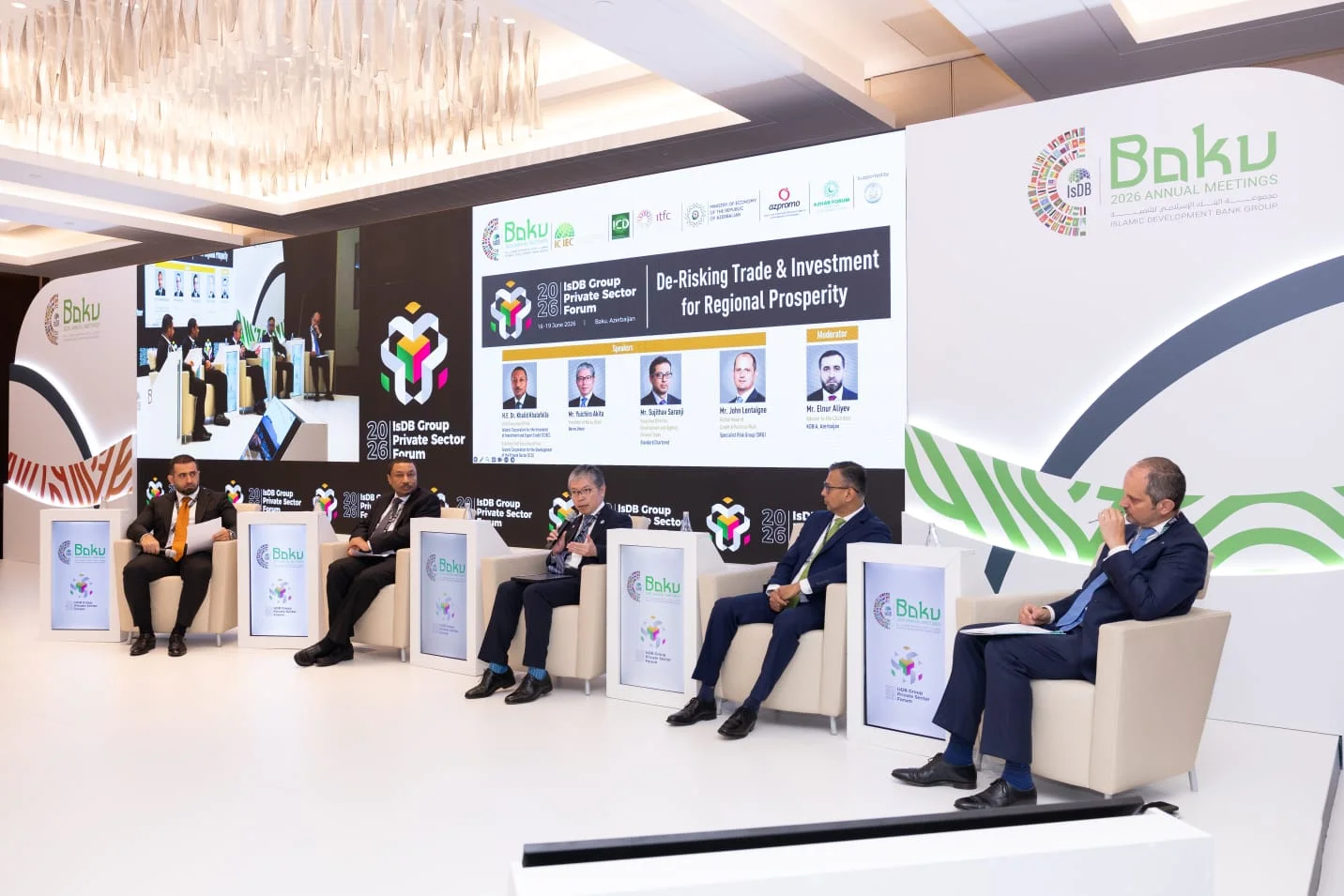 Özəl Sektor Forumu çərçivəsində “Regional rifah üçün ticarət və investisiyalarda risklərin azaldılması” mövzusunda panel sessiya keçirilib