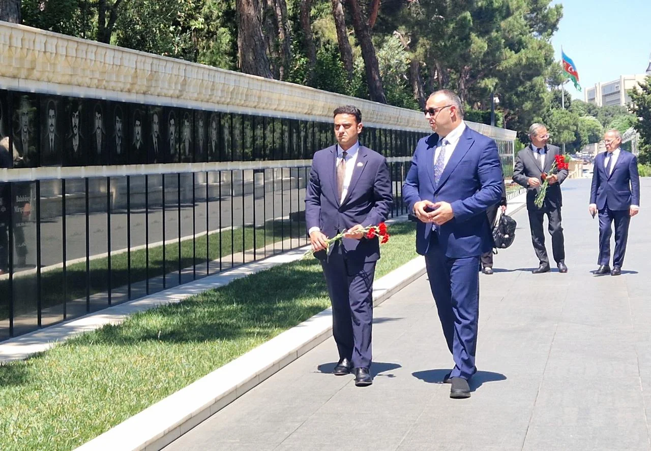 ABŞ Konqresinin nümayəndə heyəti Şəhidlər xiyabanını ziyarət edib