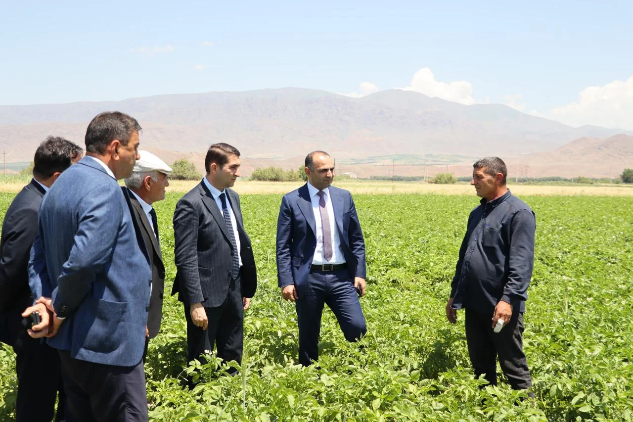 “Aqroservis” ASC-nin İdarə Heyətinin sədri Mehman Veysəlov Naxçıvanda vətəndaşlarla görüşüb, təsərrüfatlara baş çəkib