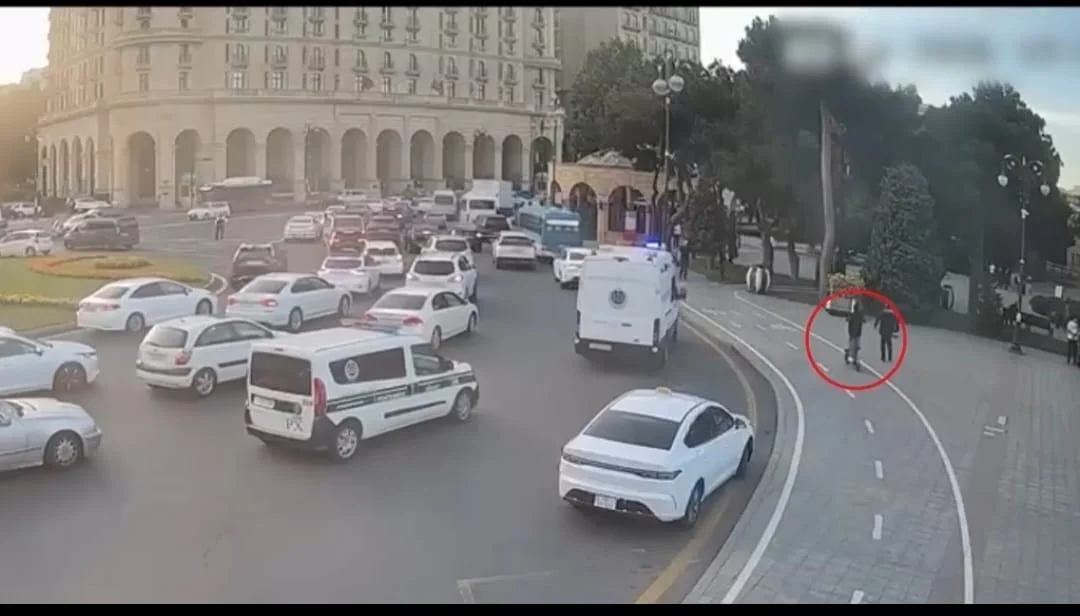 Yol polisi skuterçini qəzadan xilas etdi - Anbaan   Paytaxtın intensiv hərəkətli yollarından birində skuter sürücüsü yol hərəkəti qaydalarını pozaraq hərəkət hissəsindən keçməyə cəhd edib.  Azturkxeber.az-a verilən məlumata görə, yaranmış təhlükəli v