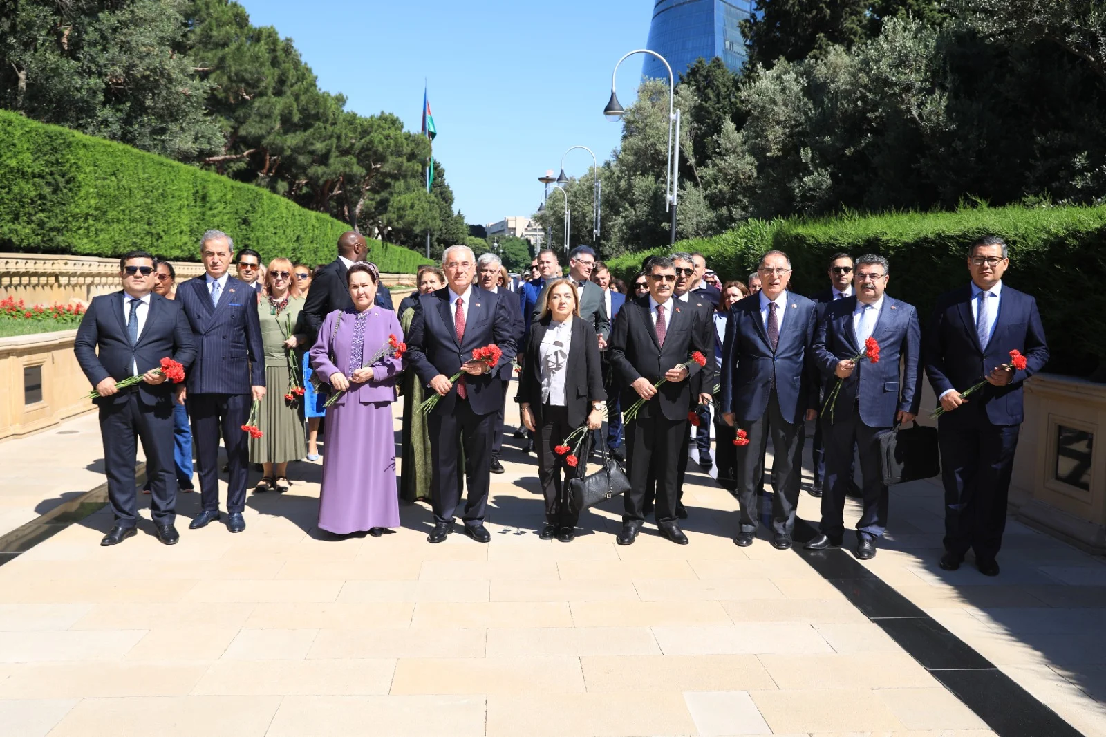 İnsan Hüquqları Gününə həsr olunmuş Sammit iştirakçıları Fəxri və Şəhidlər xiyabanlarını ziyarət ediblər