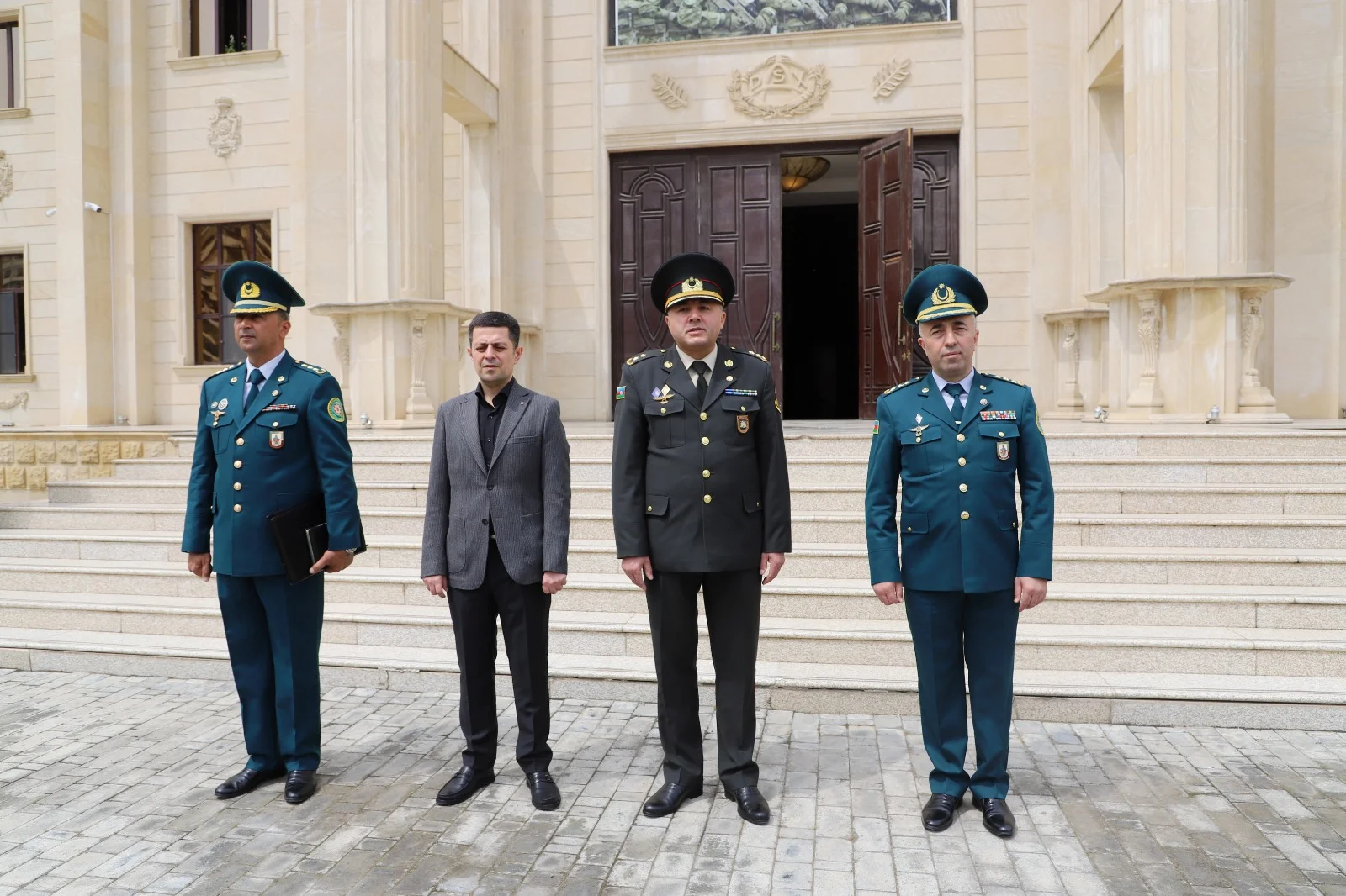 Yuxarı sinif şagirdləri hərbi akademiyanı ziyarət edib