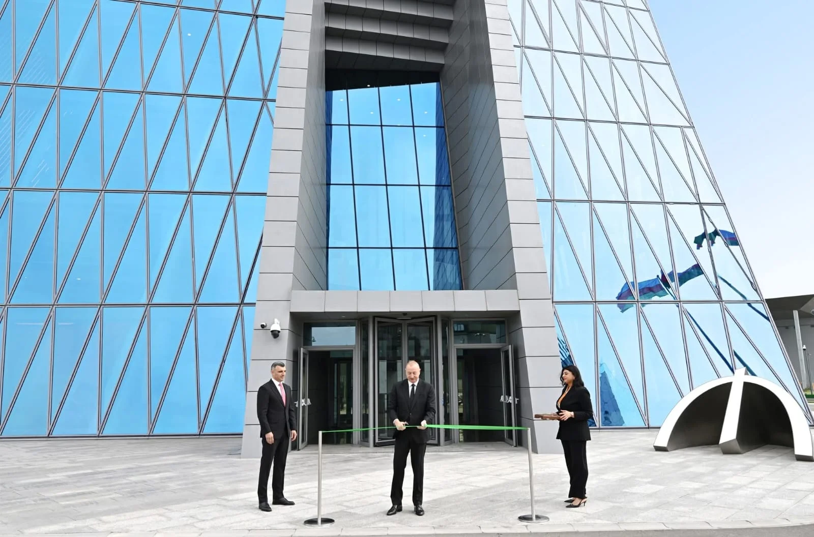 İlham Əliyev Mərkəzi Bankın yeni binasının açılışında iştirak edib