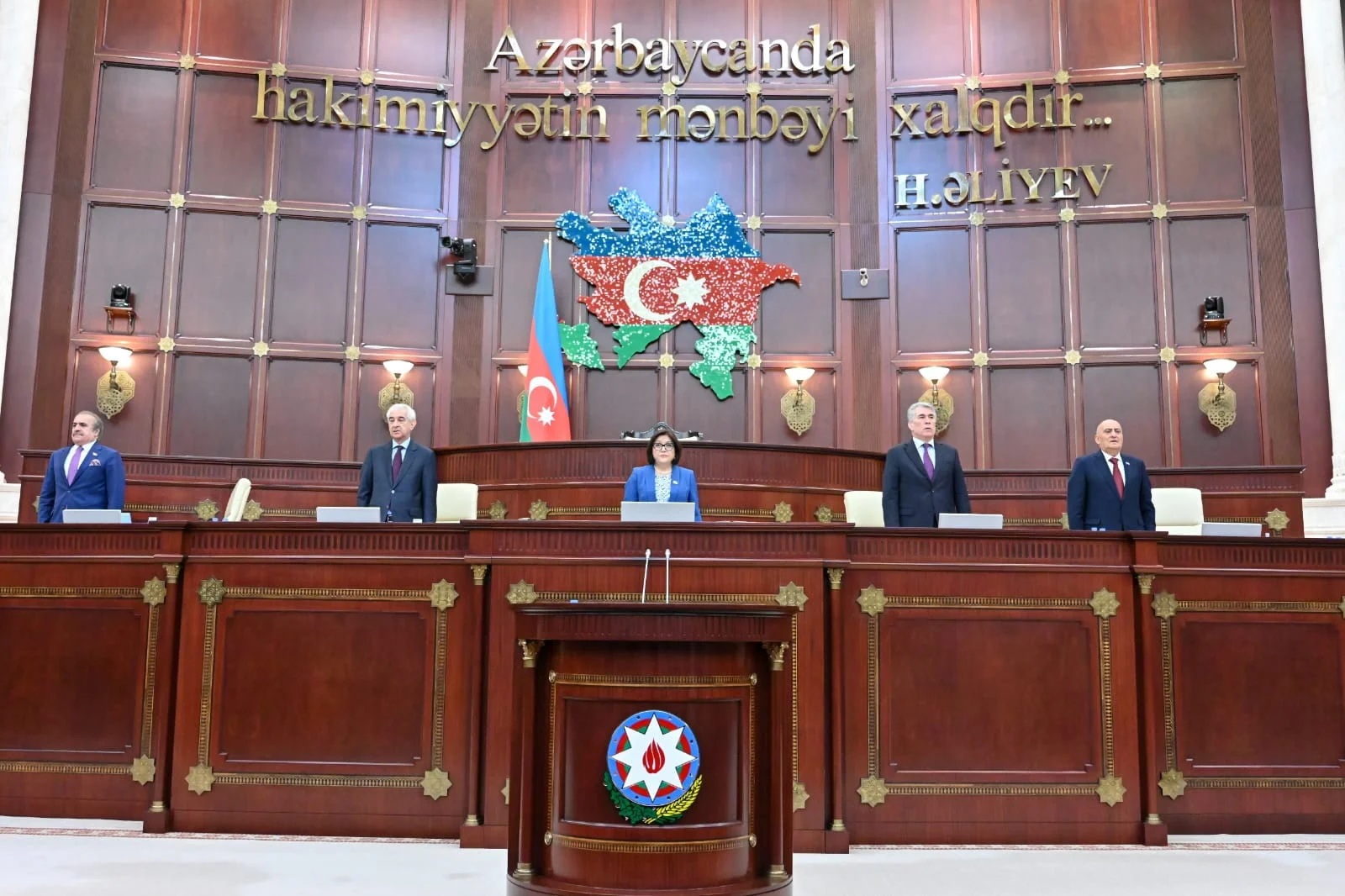 Növbədənkənar sessiyanın ilk iclasında