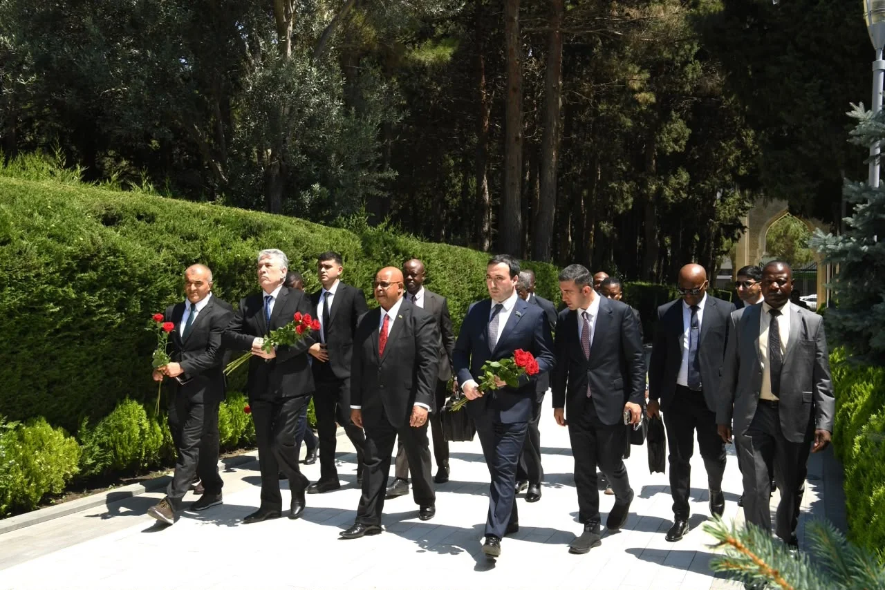 Zimbabve Respublikası Milli Assambleyasının sədri Fəxri xiyabanı və Zəfər parkını ziyarət edib
