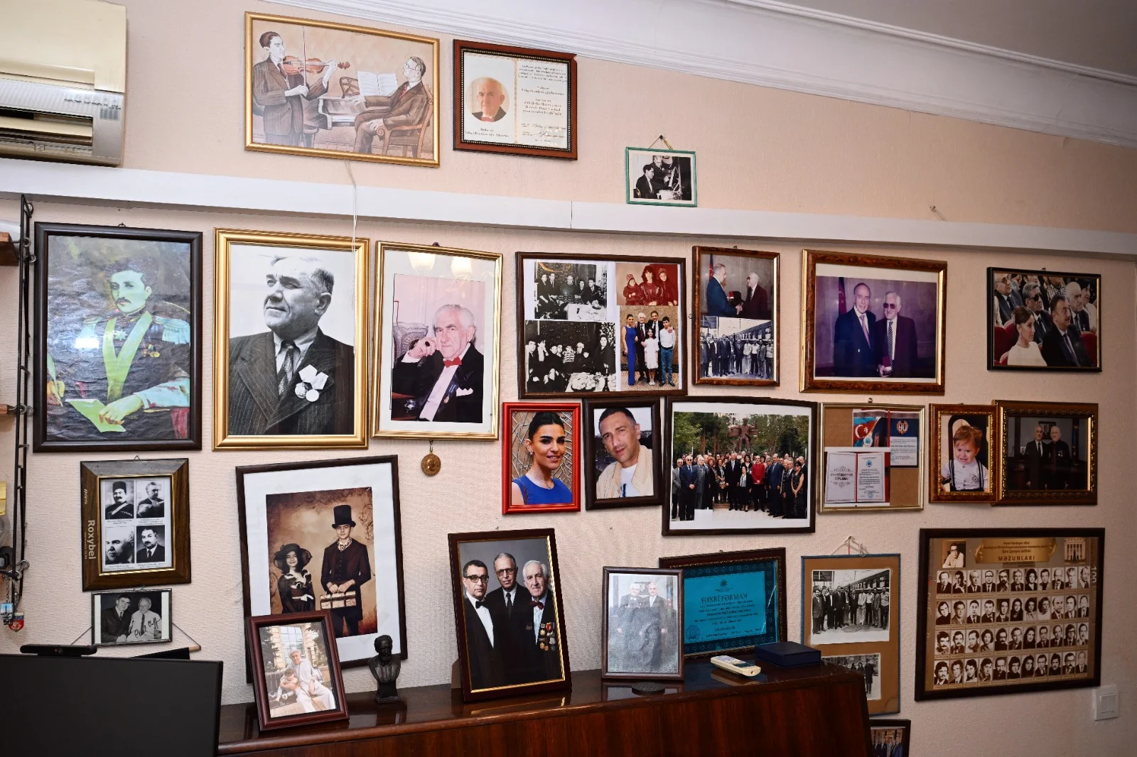Mədəniyyət naziri Adil Kərimli Xalq artisti Tofiq Bakıxanovu evində ziyarət edib