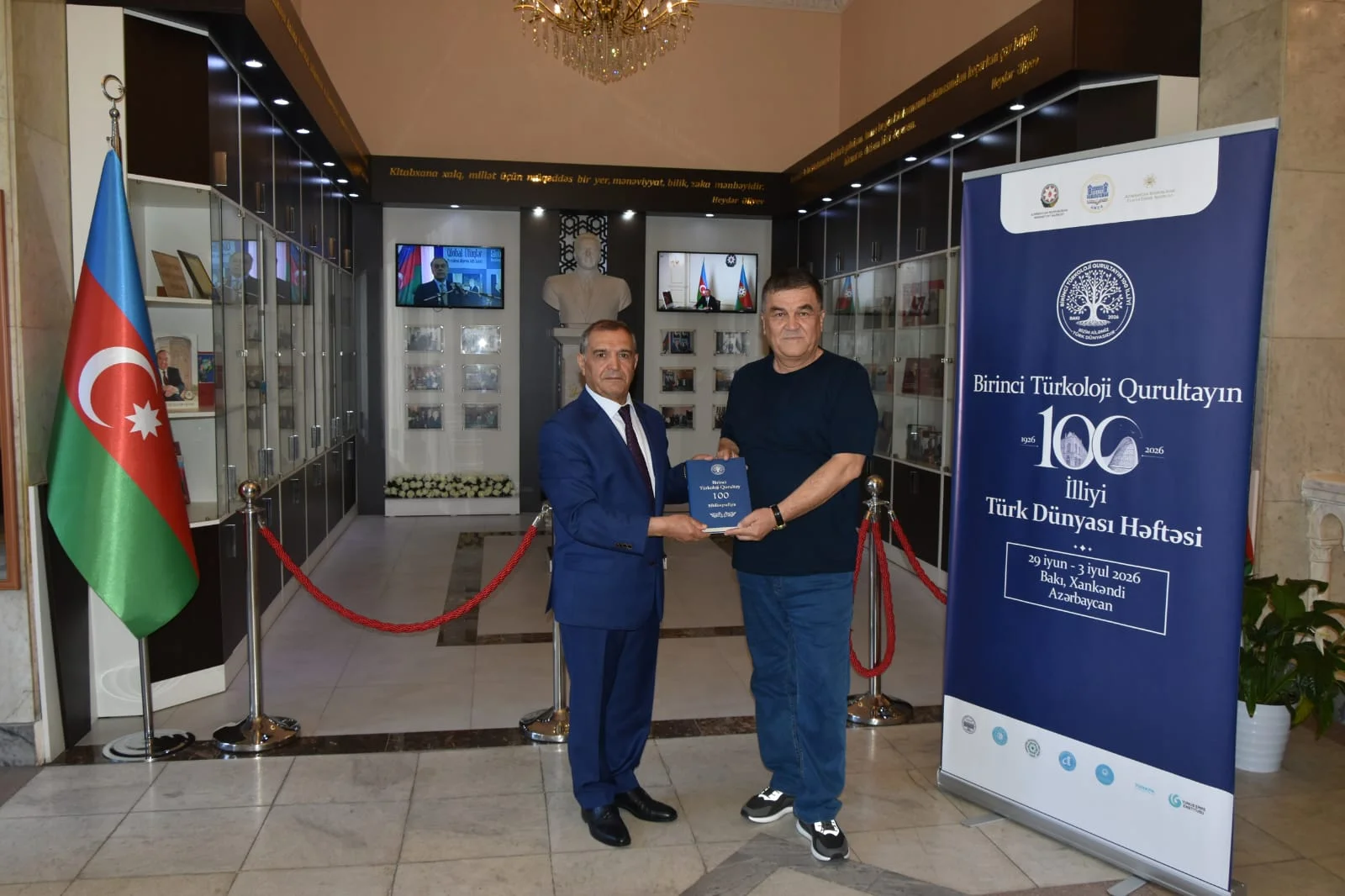 Özbəkistan Milli Universitetinin professoru Hamidulla Boltaboyev və  Əlişir Nəvai adına Özbək Dili və Ədəbiyyatı İnstitutunun prorektoru, professor İnomjon Azimov Milli Kitabxananın qonağı olub