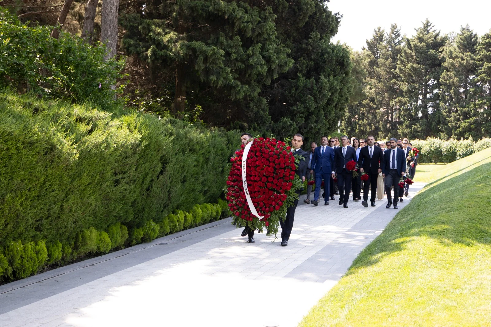 AzerGold” QSC-nin fəaliyyətə başlamasının 10 illiyi münasibətilə Fəxri xiyaban və Şəhidlər xiyabanı ziyarət olunub