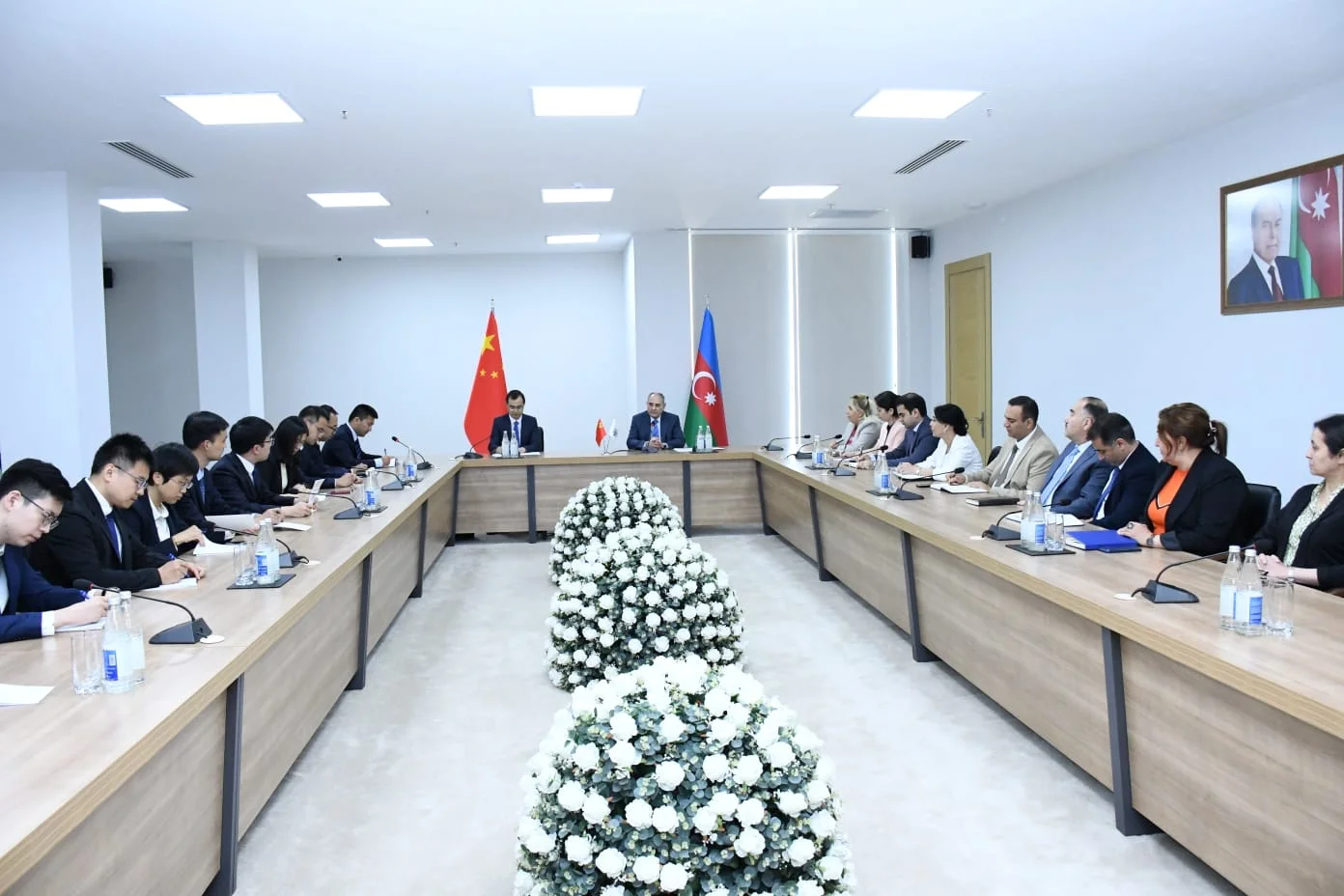 YAP Sədrinin müavini Tahir Budaqov Çin Kommunist Partiyasının nümayəndə heyəti ilə görüşüb