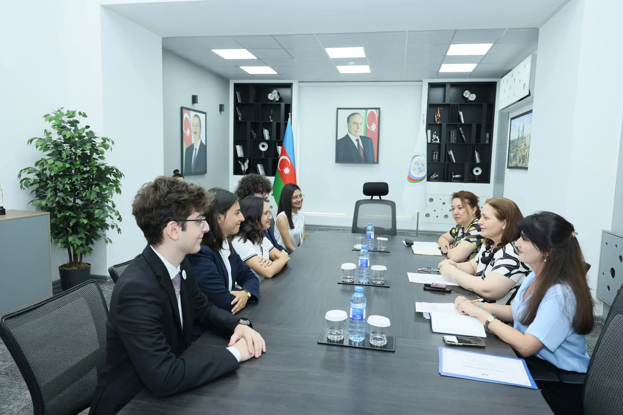 Uşaq Səfirlər Məclisinin məzunları və yeni üzvləri ilə görüş keçirilib