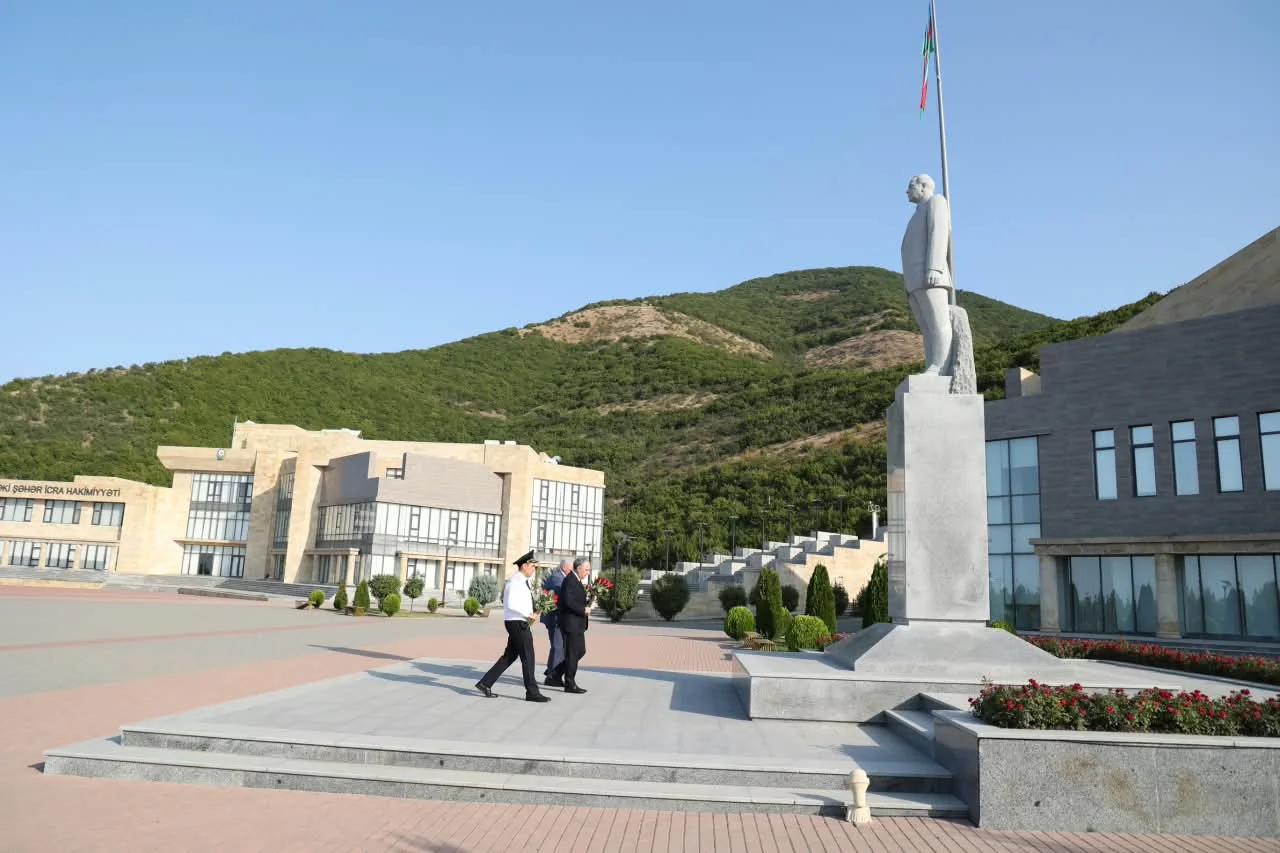 Baş prokuror Şəki rayonunda vətəndaşları qəbul edib və xidməti mənzillərə baxış keçirib