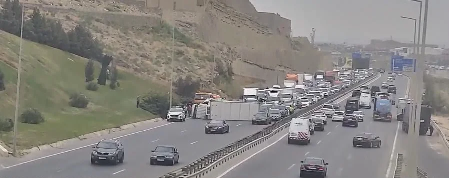 Qaradağ rayonunun Kənar Dairəvi yolunda baş verən qəza sıxlığa səbəb olub