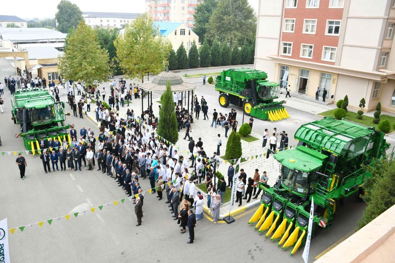 “John Deere” şirkətinin müasir kənd təsərrüfatı texnologiyaları ADAU-da təqdim olunub