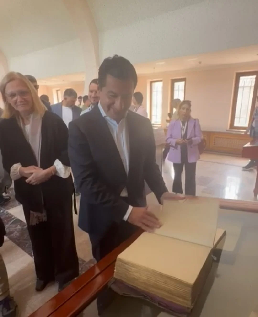 Hikmət Hacıyev “qədim əlyazma” ilə bağlı erməni saxtakarlığını diplomatların qarşısında ifşa etdi