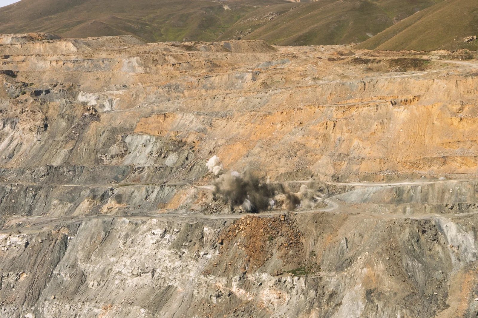 “AzerGold” Söyüdlü (Zod) qızıl yatağında ilk qazma-partlayış əməliyyatını həyata keçirib