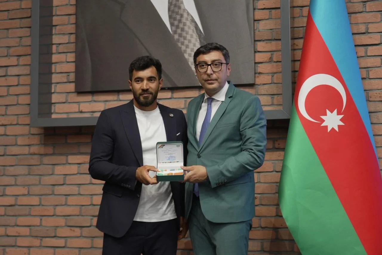 Çövkən üzrə dünya çempionu olan azərbaycanlı idmançılara fəxri ad verilib