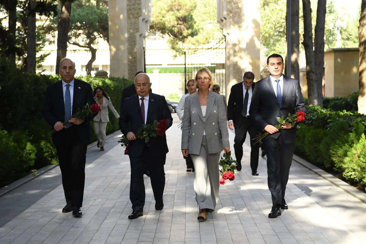 Gürcüstan parlament nümayəndə heyəti  Fəxri xiyabanı və Şəhidlər xiyabanını ziyarət edib
