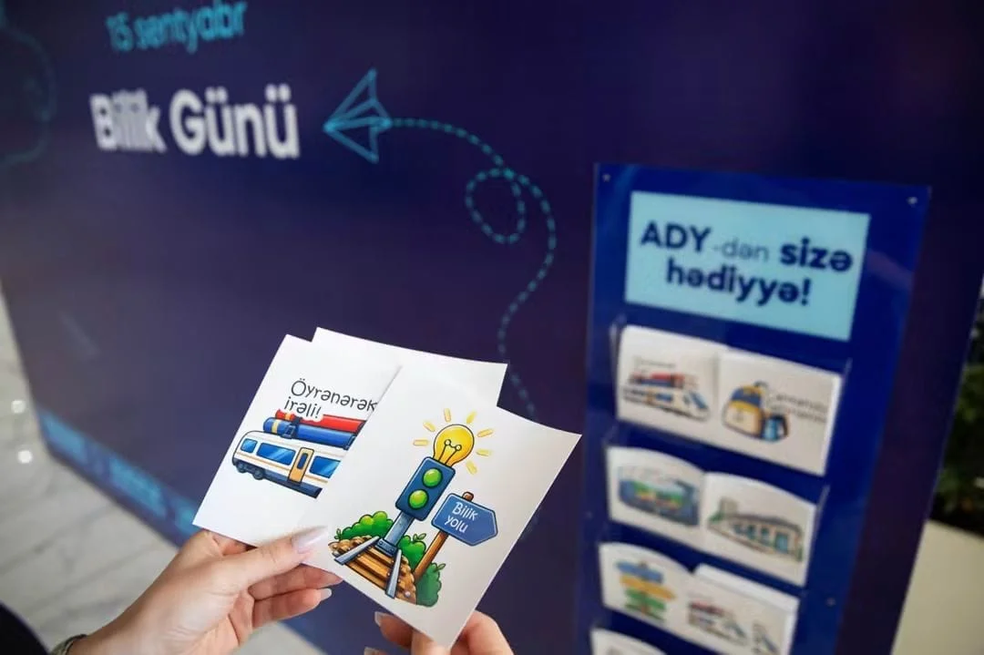 Bilik Günündə Bakı Dəmiryol Vağzalında sərnişinlərə xüsusi sürprizlər təqdim olunub
