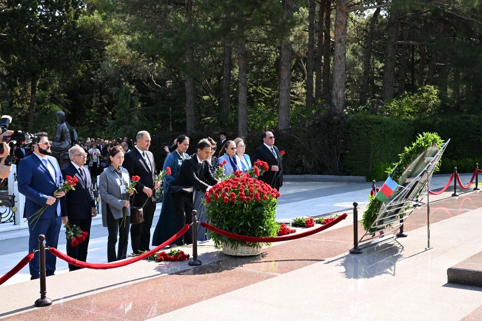 Doğum günü münasibətilə Üzeyir Hacıbəylinin məzarı ziyarət olunub