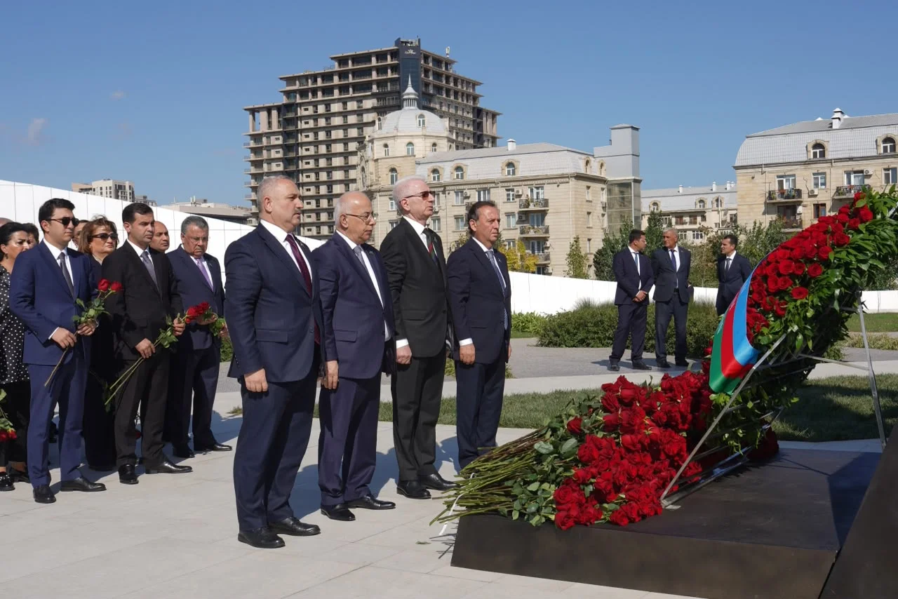 Milli Məclisin kollektivi Zəfər parkını ziyarət edib