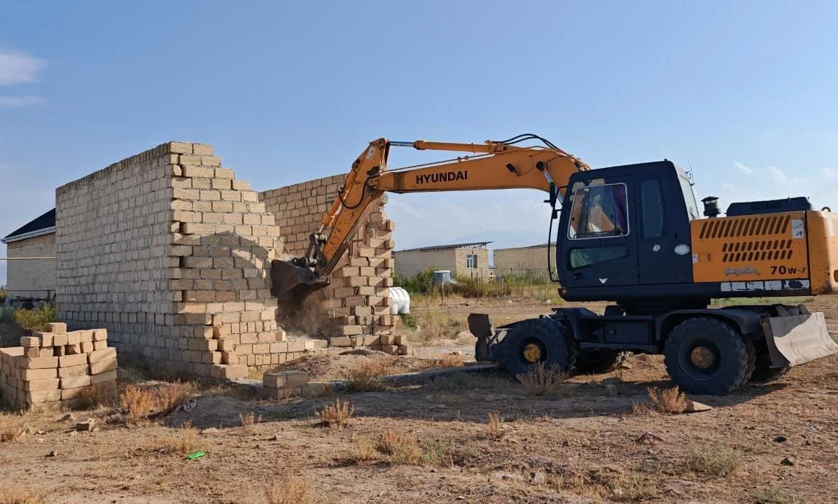 Fövqəladə Hallar Nazirliyi tərəfindən qanunsuz tikili sökülüb (VİDEO)-(FOTO)