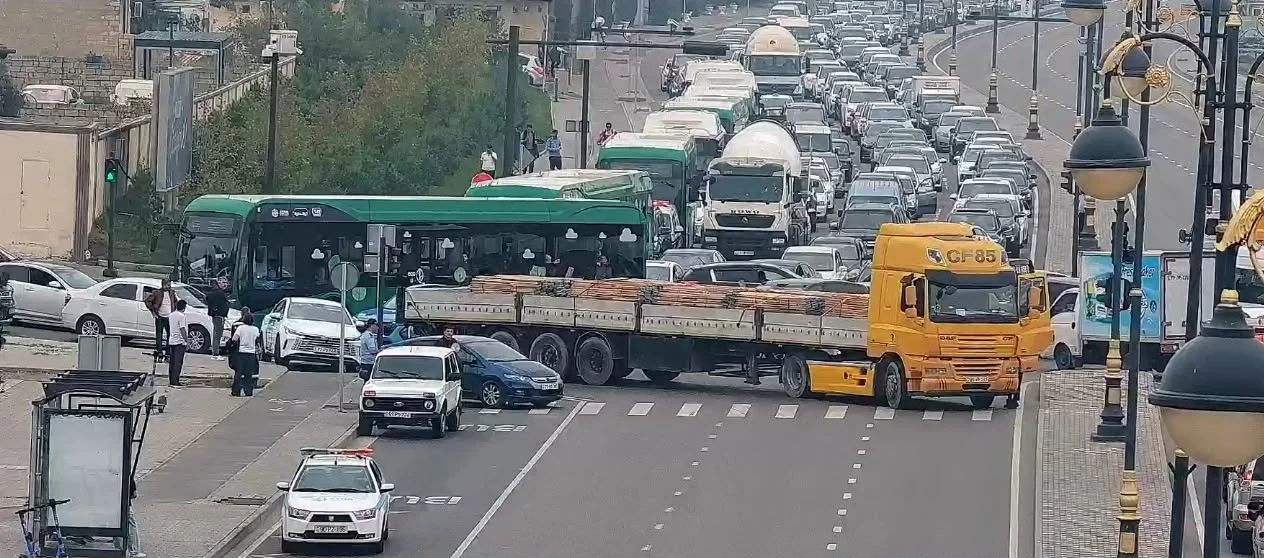 8 Noyabr prospektində yük avtomobilinin nasazlığı səbəbindən hərəkət məhdudlaşıb