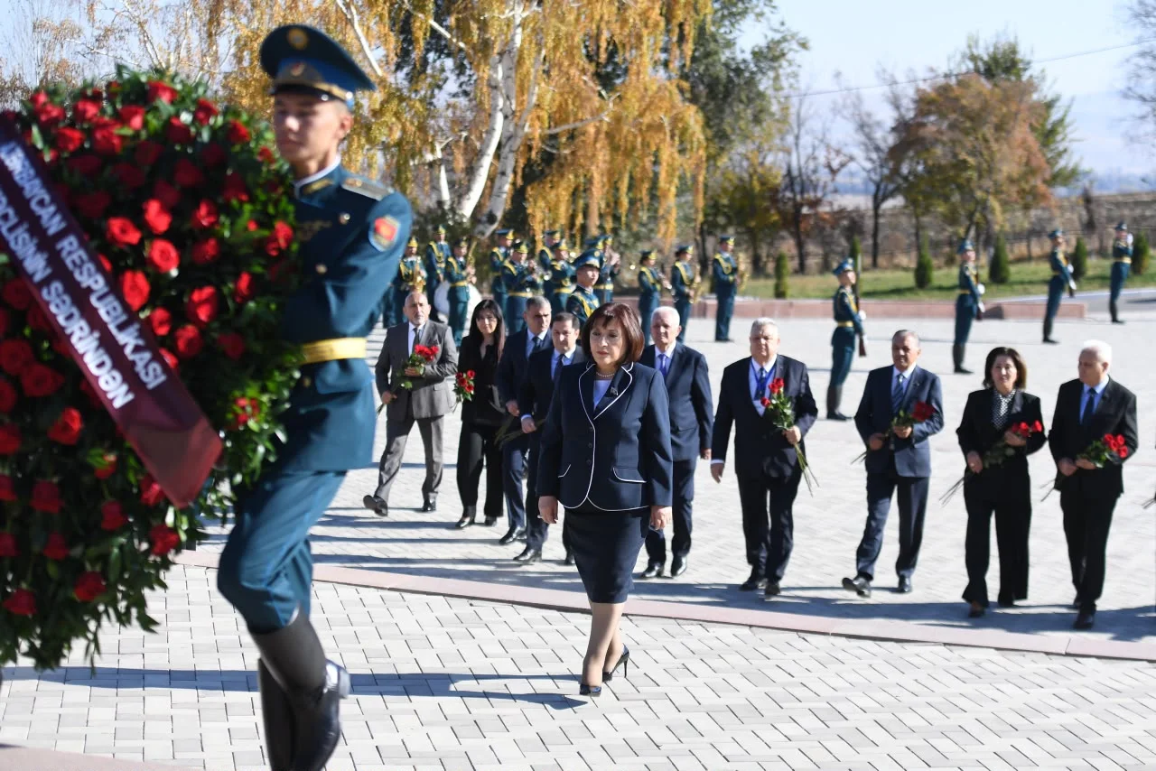 Azərbaycan parlament nümayəndə heyəti Bişkekdə “Ata-Beyit” Memorial Kompleksini və Çingiz Aytmatovun ev-muzeyini ziyarət edib