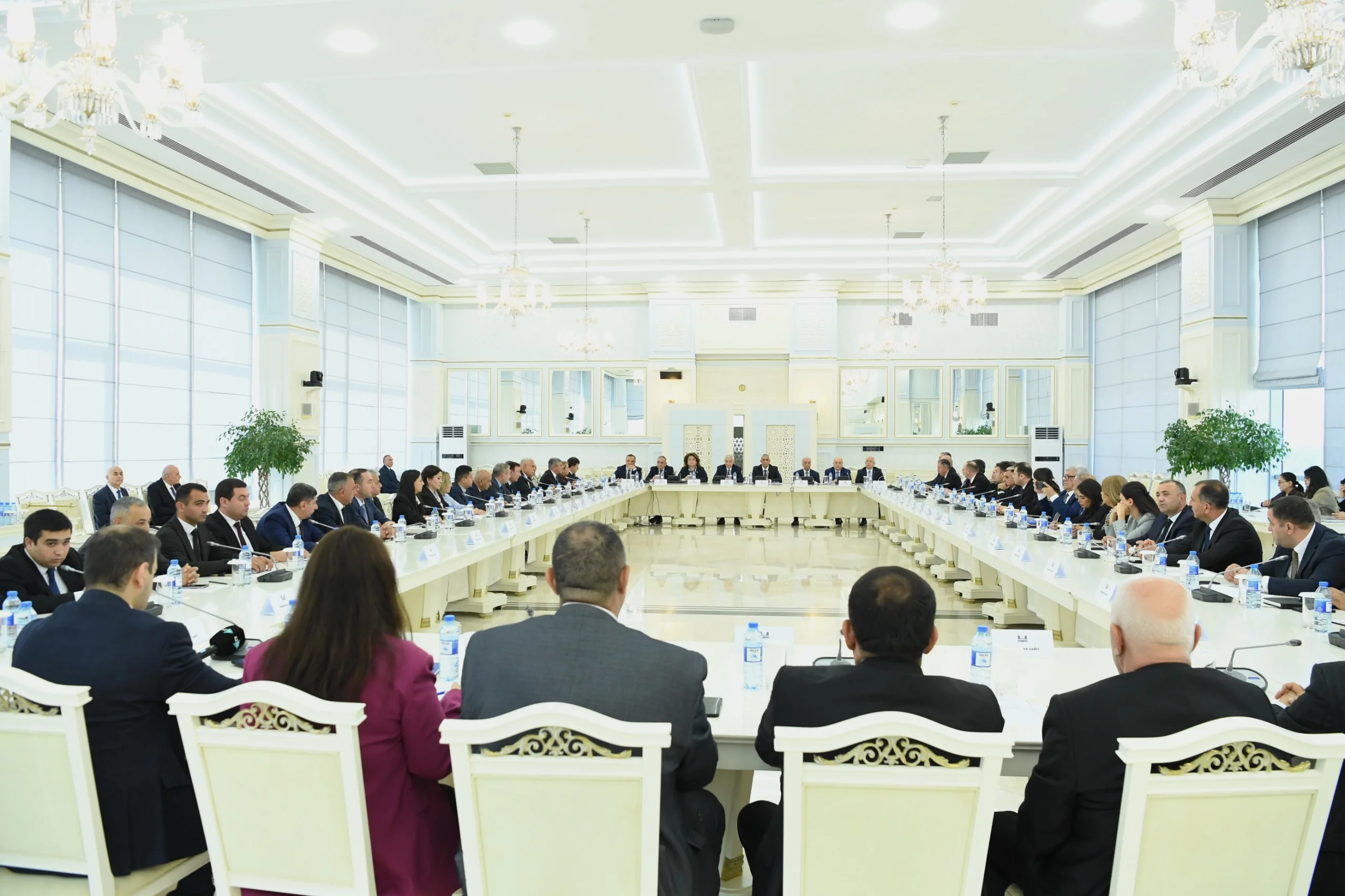 Milli Məclisdə Azərbaycan Prezidentinin YAP-ın VIII qurultayında regional inkişaf və yerli özünüidarəetmə sahəsində qarşıya qoyduğu vəzifələrə dair konfrans keçirilib
