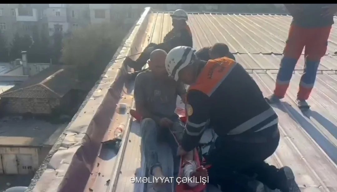 Sumqayıtda tikilinin damında xəsarət alan şəxs xilas edilib