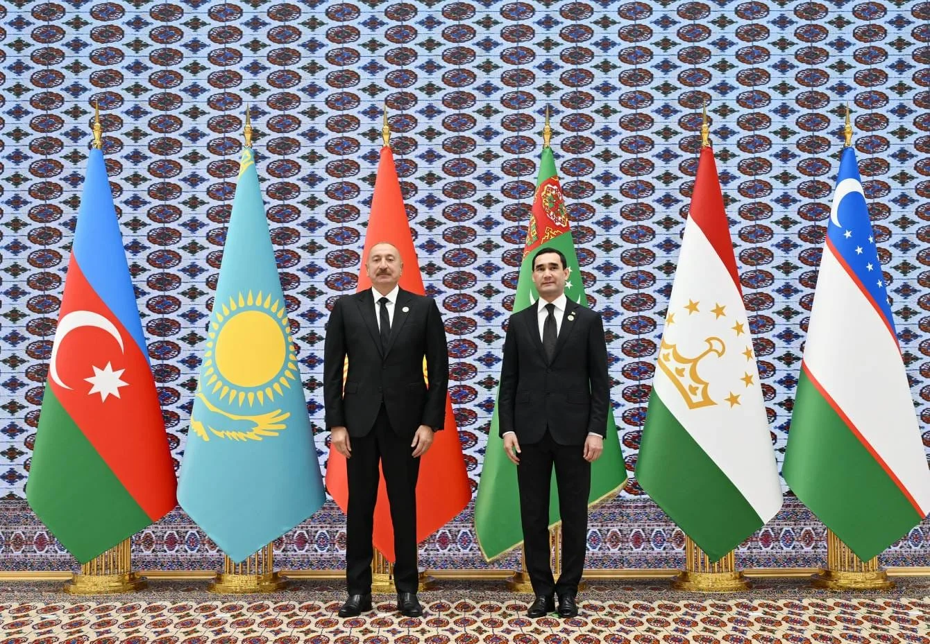 İlham Əliyev Azərbaycan və Mərkəzi Asiya Dövlət Başçılarının 8-ci Məşvərət görüşündə iştirak etmək üçün “Avaza” Kompleksinə gəldi