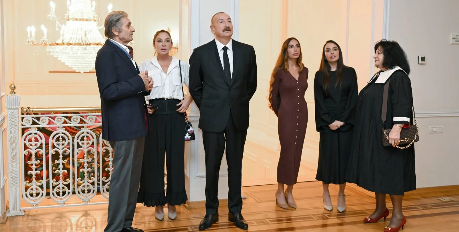 İlham Əliyev, birinci xanım Mehriban Əliyeva və ailə üzvləri “Mənim Abşeronum: Üstə gəl” adlı retrospektiv sərgi ilə tanış olublar